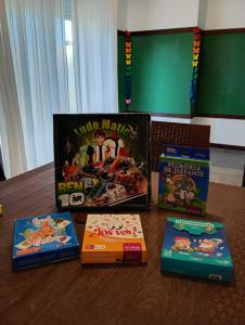 four video games are sitting on a table at Oro y Miel en pleno centro de Chascomús in Chascomús