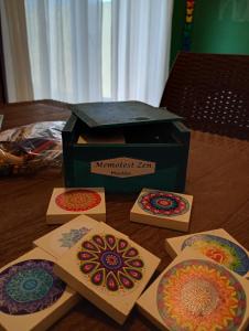 a table with a box of rangoli rangoli paintings at Oro y Miel en pleno centro de Chascomús in Chascomús