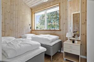 a bedroom with two twin beds and a window at 16623-Farevejle-Stihojvej-14 in Fårevejle