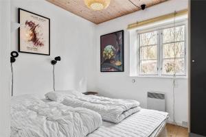 two beds in a room with white walls at 16610-Farevejle-Mejsevaenget-26 in Fårevejle