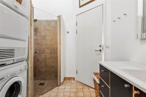 a bathroom with a washing machine and a shower at 16610-Farevejle-Mejsevaenget-26 in Fårevejle