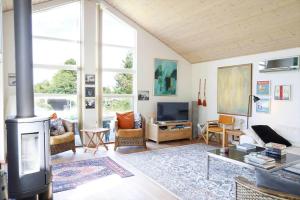 a living room with a fireplace and a tv at 16624-Farevejle-Stihojvej-25 in Fårevejle