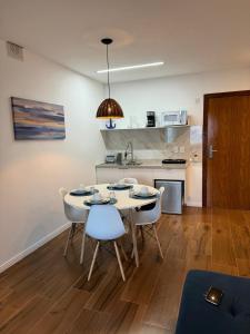 a kitchen and dining room with a table and chairs at Caesar Towers Hotel by Asas Tur in Recife