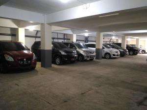 um grupo de carros estacionados num parque de estacionamento em K15 Exclusive em Malang