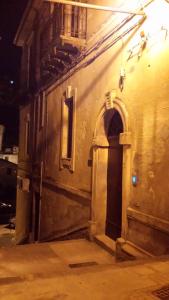 un edificio antiguo con una puerta y una ventana en Il Vicolo, en Tortorici
