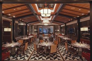 un rendu d'un restaurant avec des tables et des chaises dans l'établissement Shangri-La The Fort, Manila, à Manille 118 autres photos