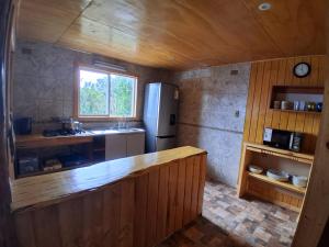 a kitchen with a counter top and a refrigerator at Cabañas Canaan in Coñao