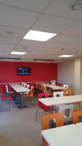 Restoran või mõni muu söögikoht majutusasutuses Premiere Classe Sens Nord- Saint Clément