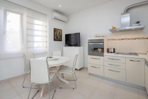 Kuchyň nebo kuchyňský kout v ubytování Apartment Vuko