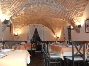 A restaurant or other place to eat at Casa Rural La Chimenea