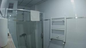 y baño con ducha y cabina de ducha acristalada. en Bayrambey Residence Eskisehir, en Eskisehir