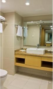 A bathroom at Ramada Encore by Wyndham Wuhan Int'l Conference Center