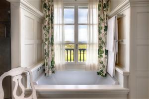 ein Fenster in einem Zimmer mit Fensterbrett und Stuhl in der Unterkunft Hotel Iturregi in Getaria