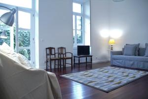 un salon avec un canapé, une table et des chaises dans l'établissement Pimenta Funchal Downtown, à Funchal