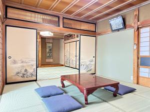 a room with a table and chairs in a room at さくらもり in Nagano