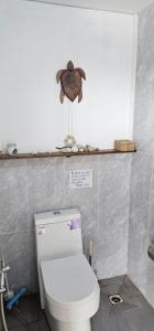a bathroom with a toilet with a bird on the wall at The Bay Lookout in Kaôh Rŭng (3)