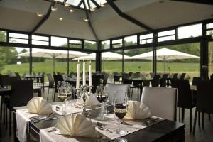 Ein Restaurant oder anderes Speiselokal in der Unterkunft Landidyll Hotel Restaurant Birkenhof 
