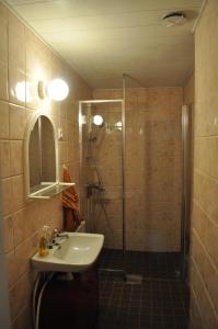 Phòng tắm tại Apartment Hotel Kuukkarin Kortteeri