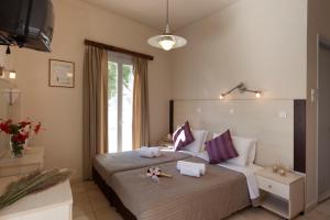 - une chambre avec 2 lits avec des animaux rembourrés dans l'établissement Francoise Hotel, à Galissas