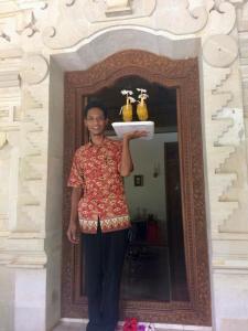 a woman holding a plate in front of a mirror at Gunung Paradis Retreat in Munduk +107 photos