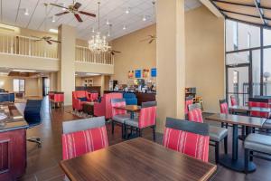 a restaurant with tables and chairs and a bar at Comfort Inn Pearl-Jackson in Pearl