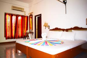Rúm í herbergi á Palm Beach Resort by Yosha Guest