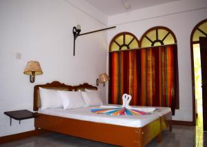 Rúm í herbergi á Palm Beach Resort by Yosha Guest