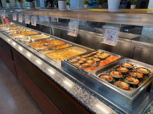ein Buffet mit vielen verschiedenen Speisen in der Unterkunft Hotel Reymar in Malgrat de Mar