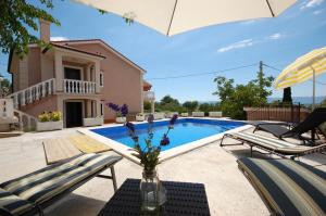 Bazén v ubytování Apartment Krebelj by El-Pi Tours nebo v jeho okolí