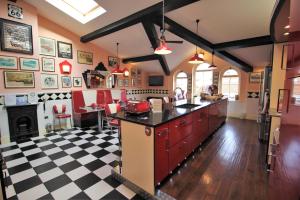 una cucina con pavimento a scacchi in bianco e nero di The PitStop a Bishops Stortford