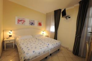 A bed or beds in a room at Hotel Sextum