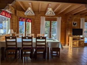 a dining room with a table and chairs at Le Chalet de Philippe in La Bresse