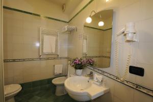 A bathroom at Hotel Sextum Még 33 kép