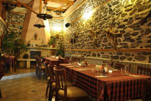 Reštaurácia alebo iné gastronomické zariadenie v ubytovaní Family hotel Gradina