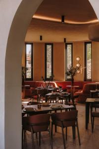 a restaurant with tables and chairs in a room at Hotel Kali in Kali