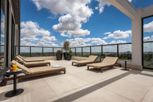 a patio with furniture and a view of the city at Royal Palm Tower Indaiatuba in Indaiatuba