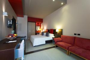 A television and/or entertainment centre at Hotel Parma & Congressi