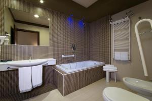 A bathroom at Hotel Parma & Congressi