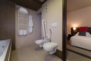 A bathroom at Hotel Parma & Congressi