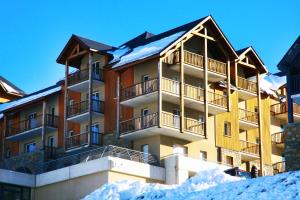 Résidence Néméa Le Hameau de Balestas during the winter