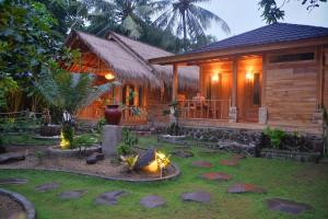 a house with a garden in front of it at Beda gaya ecolodge Rangsot 1 in Tanjung