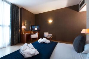 A bed or beds in a room at Hotel Parma & Congressi
