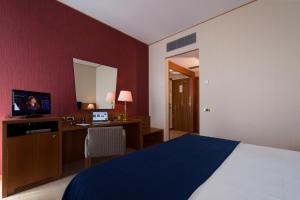 A television and/or entertainment centre at Hotel Parma & Congressi