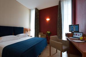 A bed or beds in a room at Hotel Parma & Congressi
