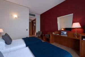 A bed or beds in a room at Hotel Parma & Congressi