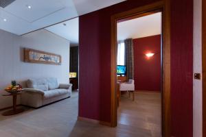 A seating area at Hotel Parma & Congressi