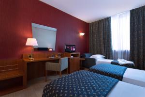 A bed or beds in a room at Hotel Parma & Congressi