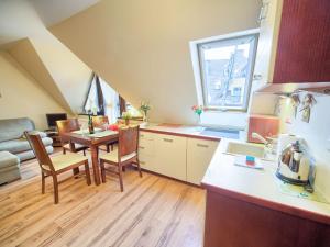 uma cozinha e sala de estar com mesa e cadeiras em VisitZakopane - Olymp Apartament em Zakopane