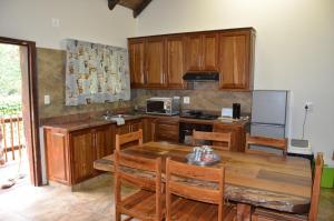 Kuchyň nebo kuchyňský kout v ubytování Stoep At Steenbok Self Catering