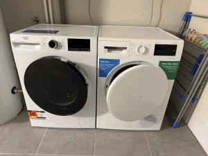 a washing machine and a dryer in a room at Lodges des Pontons - Cap Ouest - vue mer in Saint-Côme-de-Fresné